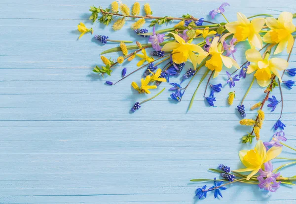 Ahşap Zemin Üzerine Sarı Mavi Bahar Çiçekleri — Stok fotoğraf