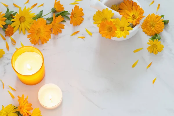 Fiori Calendula Arancione Con Candele Ardenti Sfondo Marmo Bianco — Foto Stock