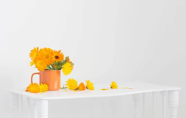 Ramo Con Caléndulas Color Naranja Taza Sobre Fondo Blanco — Foto de Stock