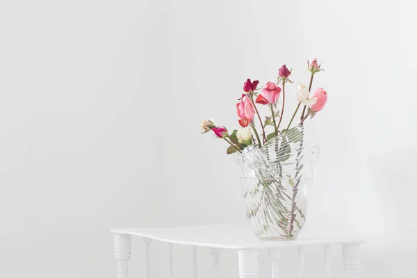 Pink White Roses Glass Vase White Wooden Shelf — Stock Photo, Image