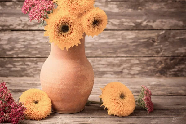 Rosa Und Gelbe Blumen Krug Auf Altem Holzgrund — Stockfoto
