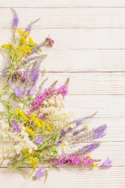 Kwiaty Białym Tle Drewnianym — Zdjęcie stockowe