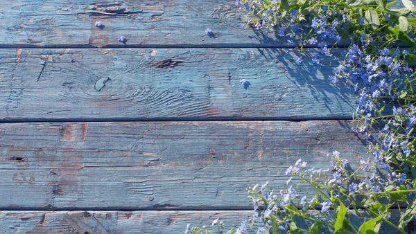 古い木製の背景に青い花 — ストック写真