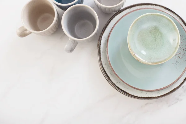 Keramische Tassen Und Teller Auf Weißem Marmortisch — Stockfoto
