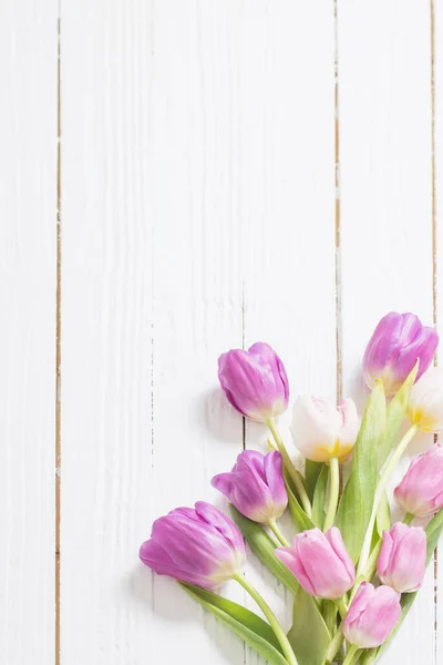 Krásné Tulipány Bílém Dřevěném Pozadí — Stock fotografie