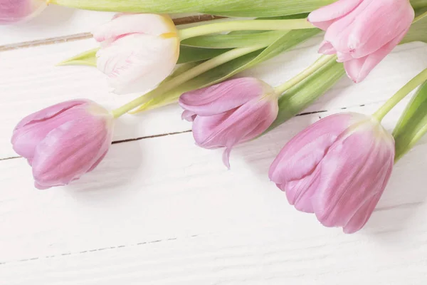 Bellissimi Tulipani Sfondo Bianco Legno — Foto Stock