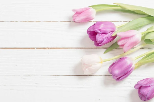 Hermosos Tulipanes Sobre Fondo Madera Blanca —  Fotos de Stock