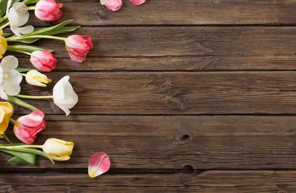 Krásné Tulipány Starém Tmavém Dřevěném Pozadí — Stock fotografie