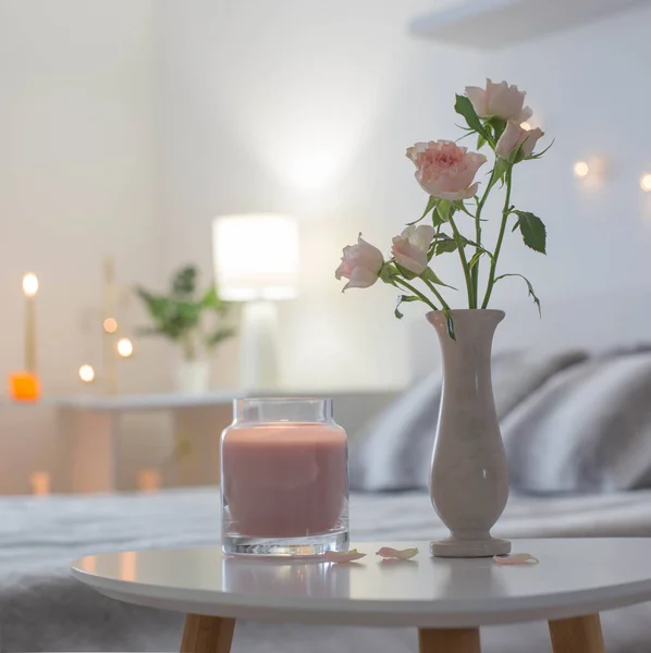 Pink Roses Vase Table Bedroom — Fotografia de Stock