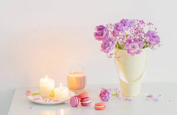 Μπουκέτο Από Ροζ Ανοιξιάτικα Λουλούδια Και Αναμμένα Κεριά Λευκό Τραπέζι — Φωτογραφία Αρχείου