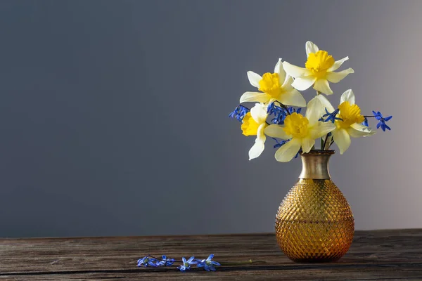 Gelbe Narzissen Und Blaue Schneeglöckchen Vase Auf Holztisch Vor Dunklem — Stockfoto
