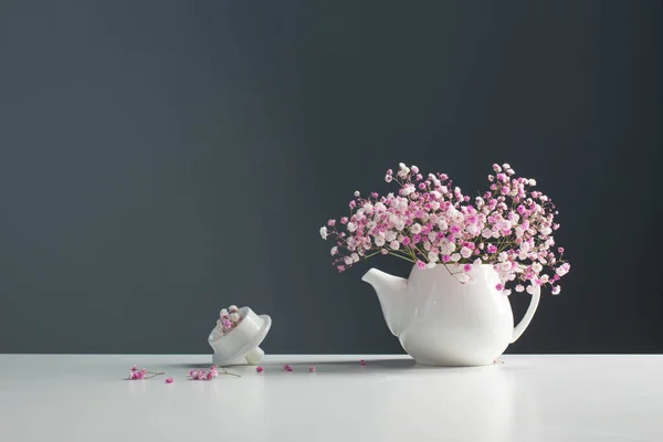 Różowy Cyganka Biały Czajniczek Tle Szary Ściana — Zdjęcie stockowe