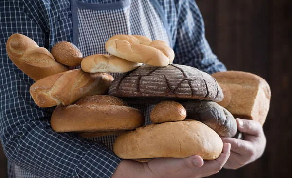 Ruka Různých Typů Chleba Tmavé Dřevěné Pozadí — Stock fotografie