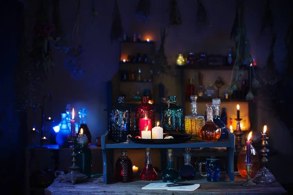 Magiska Drycker Häxans Hus Med Brinnande Ljus Natten — Stockfoto