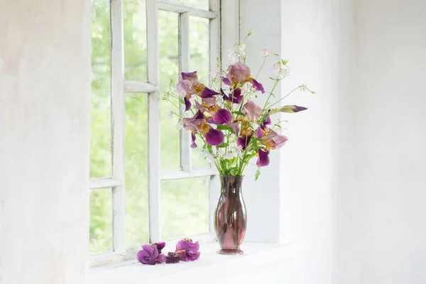 Duhovka Květiny Skleněné Váze Bílém Starém Parapetu — Stock fotografie
