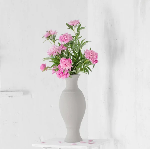 背景にある陶器の花瓶にピンクの牡丹古い壁 — ストック写真