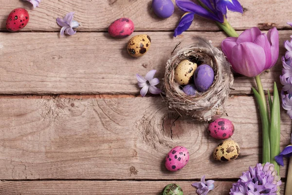 Πασχαλινά Αυγά Ανοιξιάτικα Λουλούδια Φόντο Ξύλινη — Φωτογραφία Αρχείου