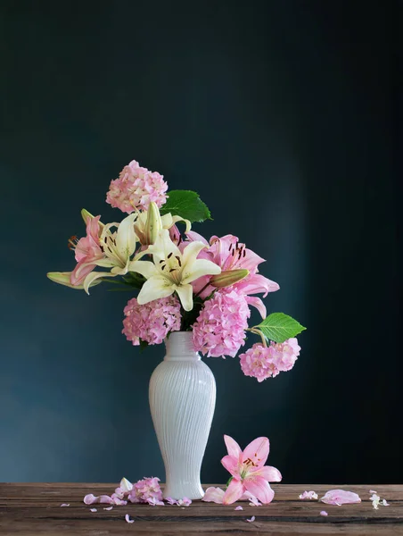 Flores Verano Jarrón Vintage Blanco Sobre Fondo Oscuro — Foto de Stock