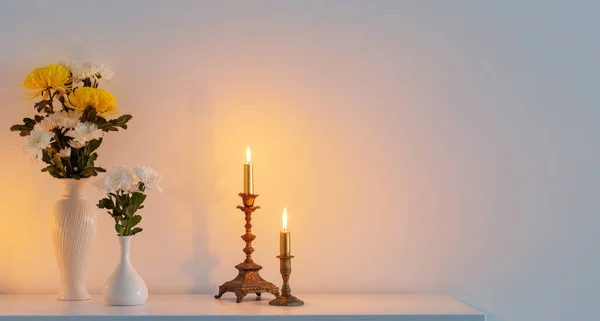 Chrysanthemen Blumen Vasen Und Brennende Kerzen Auf Weißem Interieur — Stockfoto