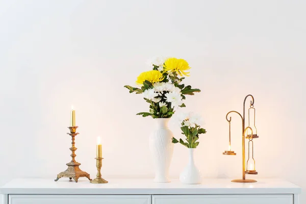Chrysanthèmes Fleurs Dans Des Vases Des Bougies Brûlantes Intérieur Blanc — Photo