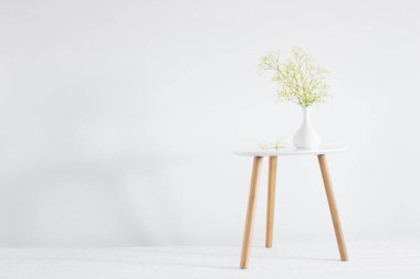 Beyaz arkaplanda sarı bir vazo.