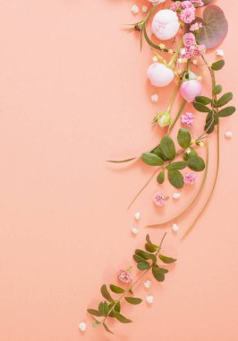 Kağıt arkaplanda yaprakları olan pembe güller