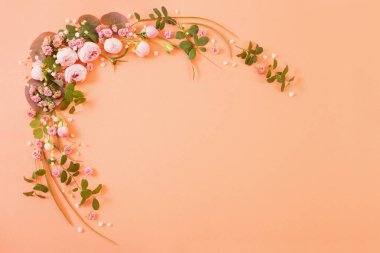 Kağıt arkaplanda yaprakları olan pembe güller