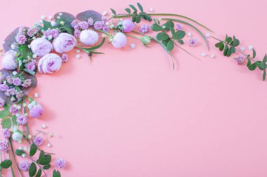 Kağıt arkaplanda yaprakları olan pembe güller