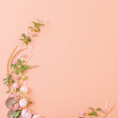 Kağıt arkaplanda yaprakları olan pembe güller
