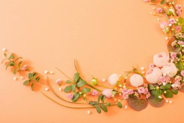 Kağıt arkaplanda yaprakları olan pembe güller