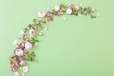 Yeşil arka planda pembe çiçekler ve yeşil yapraklar