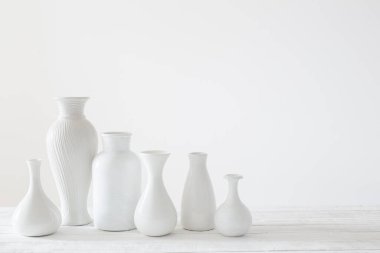 Beyaz arkaplanda seramik beyaz vazolar