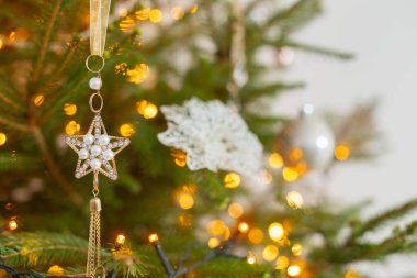 Dekorlu Noel ağacı, yakın plan.