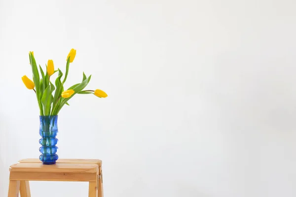 Sárga Tulipán Kék Üveg Váza Fehér Háttér — Stock Fotó