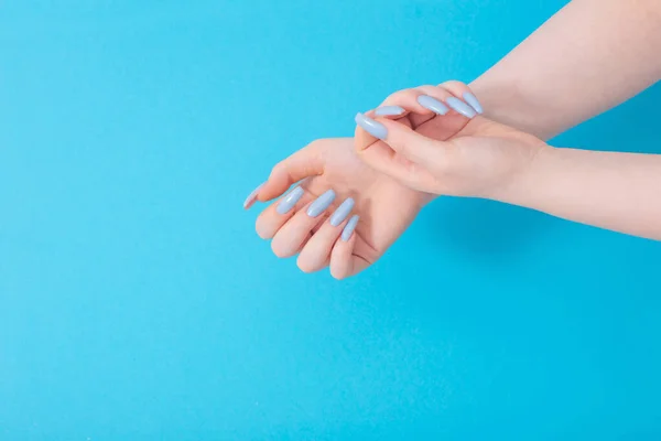Mãos Femininas Com Bela Manicure Azul Fundo Azul — Fotografia de Stock