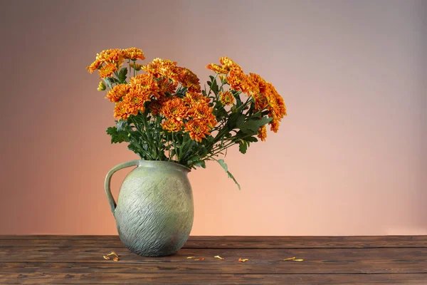木制底座花瓶中的橙色菊花 — 图库照片
