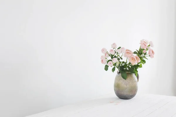 白い背景の上のセラミックジャグの牡丹のバラの花束 — ストック写真