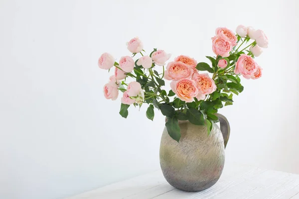 Bouquet Roses Pivoines Dans Une Cruche Céramique Sur Fond Blanc — Photo