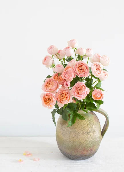 白色背景陶瓷壶中的牡丹玫瑰束 — 图库照片