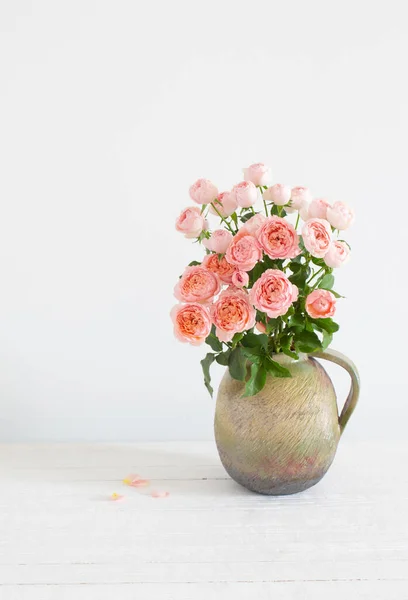 Μπουκέτο Από Τριαντάφυλλα Παιώνιας Κεραμική Κανάτα Λευκό Φόντο — Φωτογραφία Αρχείου
