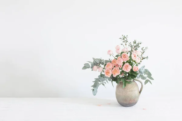 Букет Пионских Роз Керамическом Кувшине Белом Фоне — стоковое фото