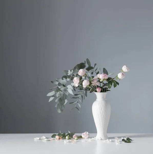Bukiet Różowych Róż Ceramicznym Białym Wazonie Niebieskim Tle — Zdjęcie stockowe