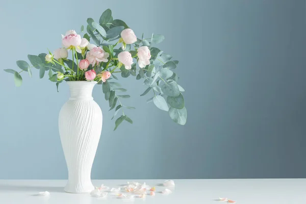 Bukiet Różowych Róż Ceramicznym Białym Wazonie Niebieskim Tle — Zdjęcie stockowe