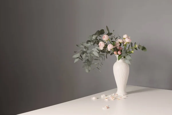 Bukiet Różowych Róż Ceramicznym Białym Wazonie Tle Szarej Ściany — Zdjęcie stockowe