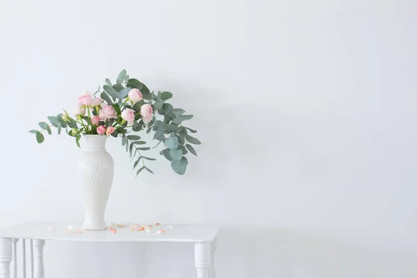 ピンクのバラの花束セラミックホワイト花瓶白ヴィンテージ木製の棚 — ストック写真