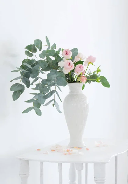 Strauß Rosa Rosen Keramischer Weißer Vase Auf Weißem Vintage Holzregal — Stockfoto