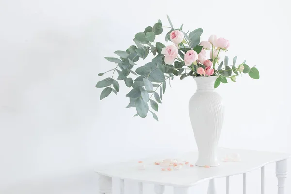 白色复古木架子上陶瓷白色花瓶中的粉红玫瑰束 — 图库照片