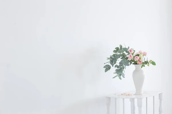 빈티지 선반에 세라믹흰 꽃병에 분홍색 꽃다발 — 스톡 사진