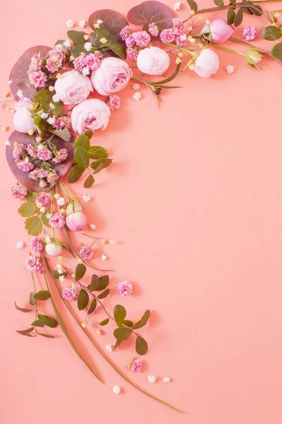 ピンクの背景に葉を持つピンクのバラ — ストック写真