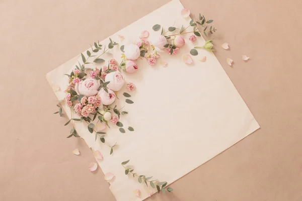 Arka Planda Güzel Güller Eski Kağıt — Stok fotoğraf